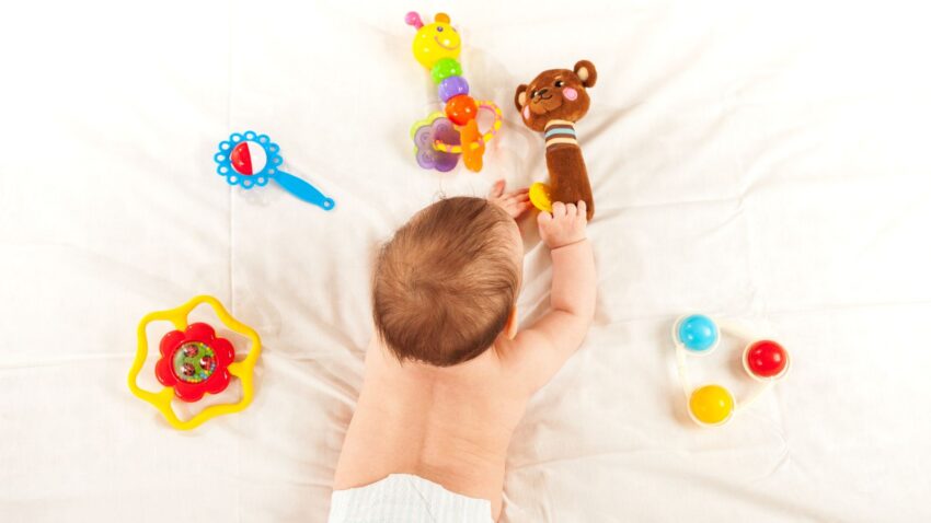 noworodek z zabawkami