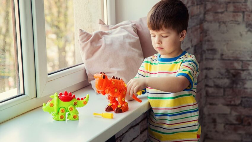Kolorowe zabawki plastikowe dla starszych dzieci.