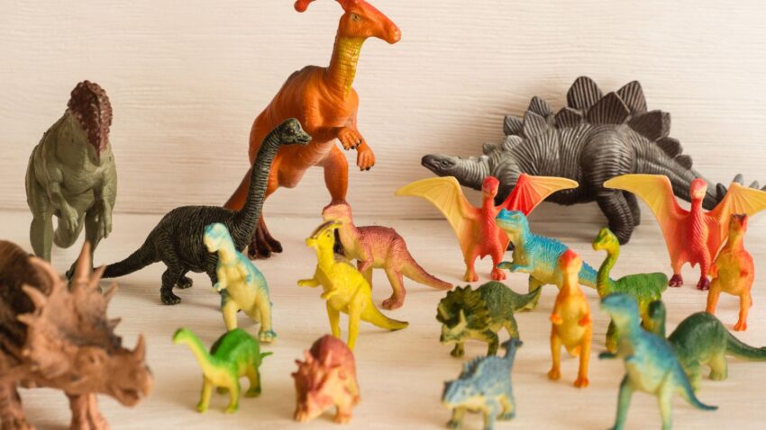 Figurki przedstawiające dinozaury.