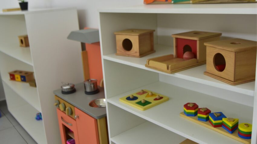 Drewniane zabawki w stylu Montessori.
