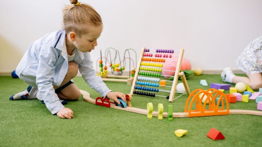 Mały chłopiec podczas zabawy zabawkami edukacyjnymi.