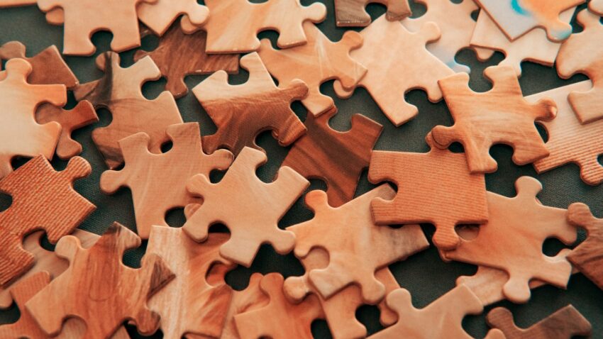 Układanie puzzli z dziećmi na stole.