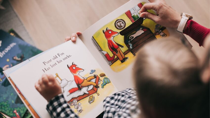 Dziecko uczące się czytać w swoim pokoju.
