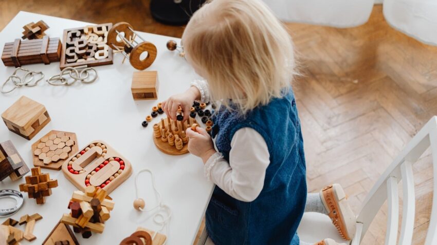 Drewniane zabawki Montessori do nauki codziennych czynności.